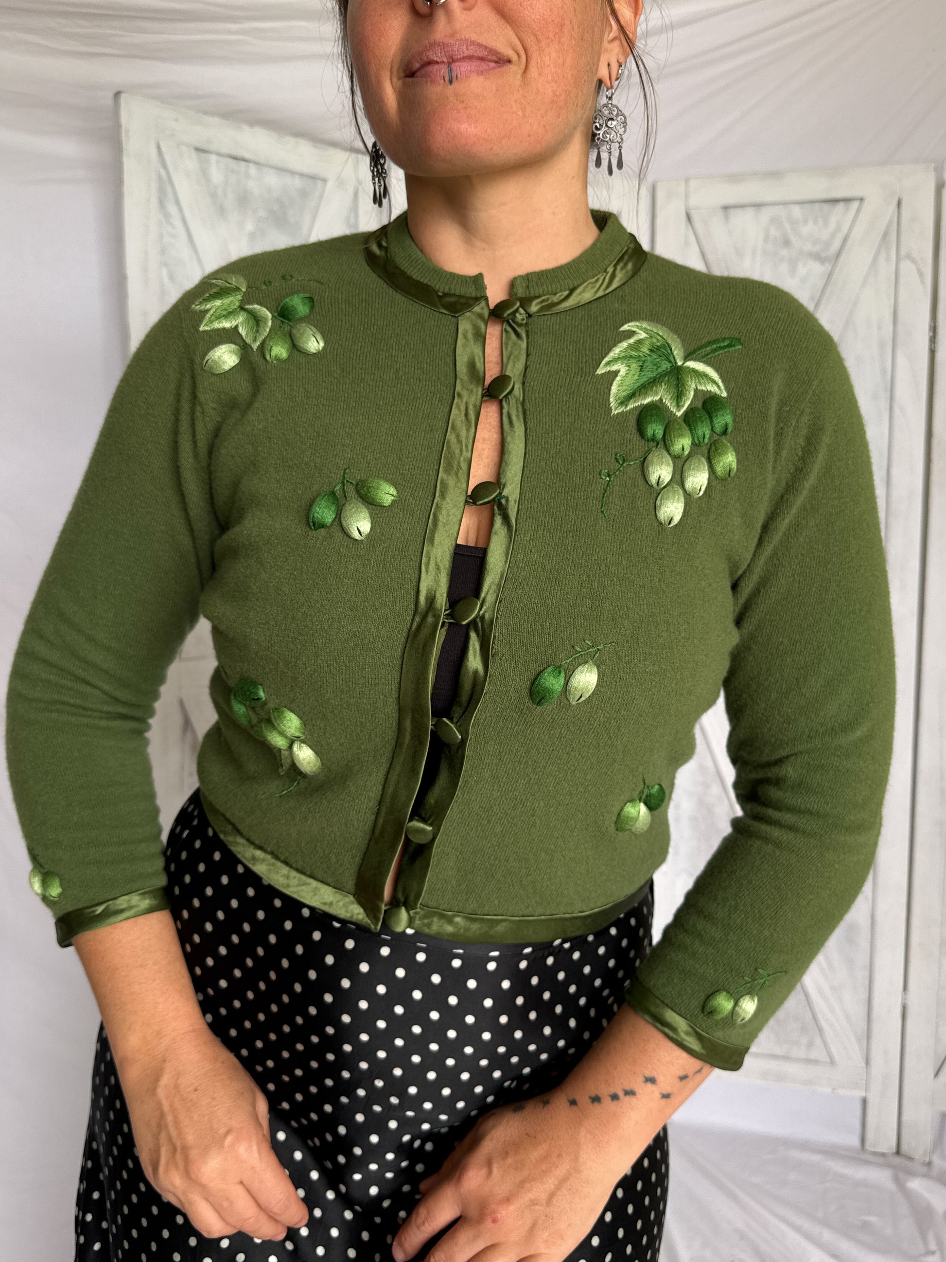 Vintage green wool sweater with satin trim collar