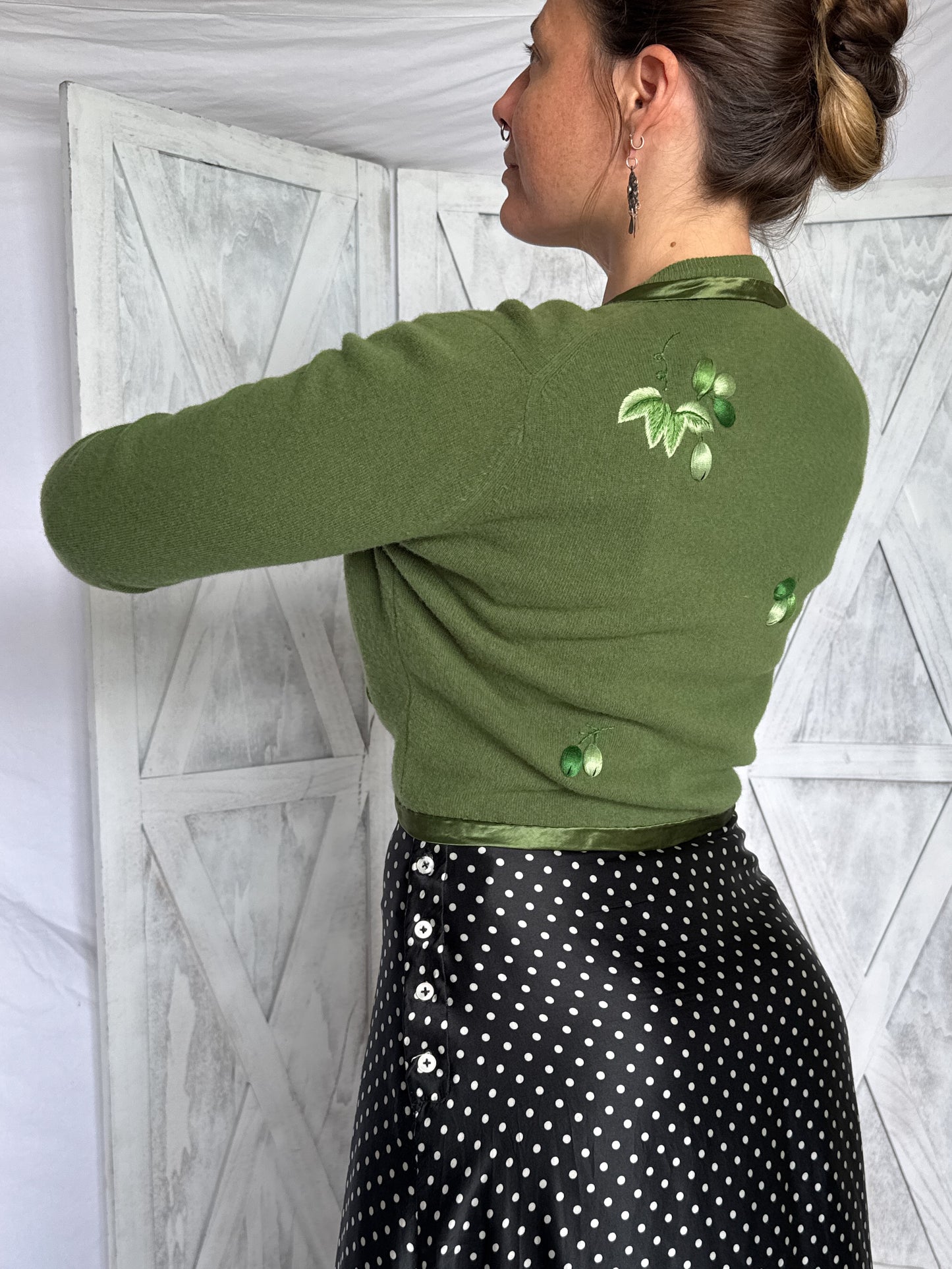 Vintage 1950s Embroidered Cropped Knit Wool Cardigan in Green