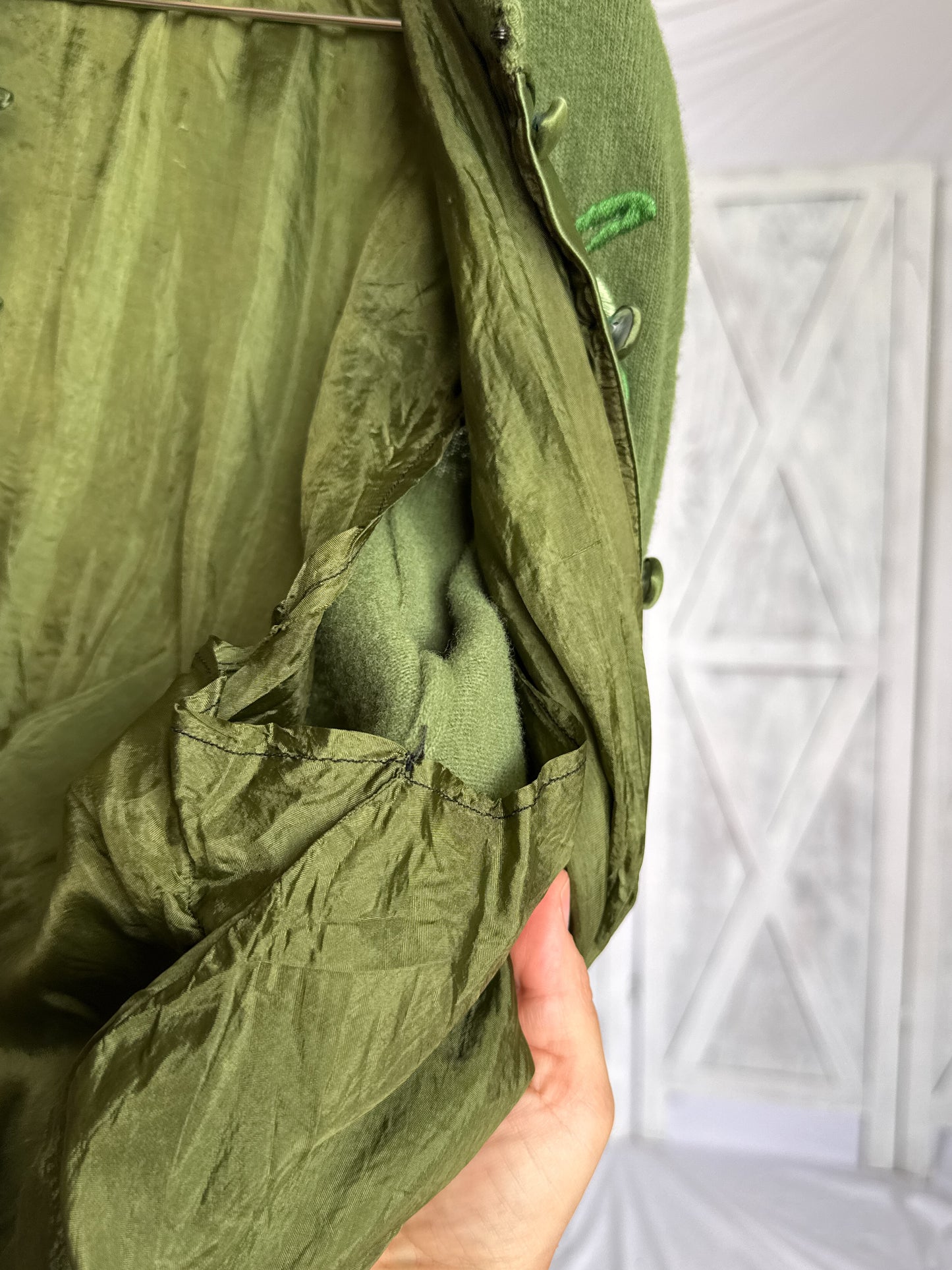 Vintage 1950s Embroidered Cropped Knit Wool Cardigan in Green