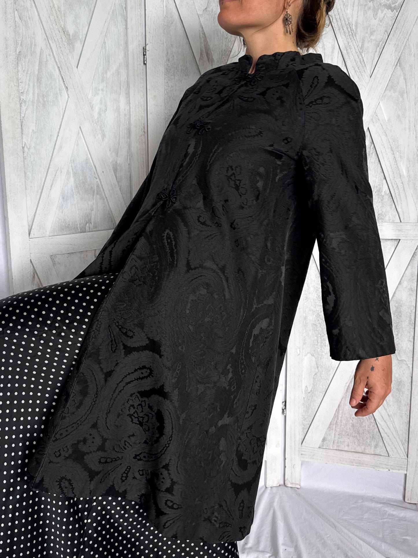 Vintage 1940s / 1950s Paisley Damask Hostess Jacket with Mandarin Collar & Frog Buttons