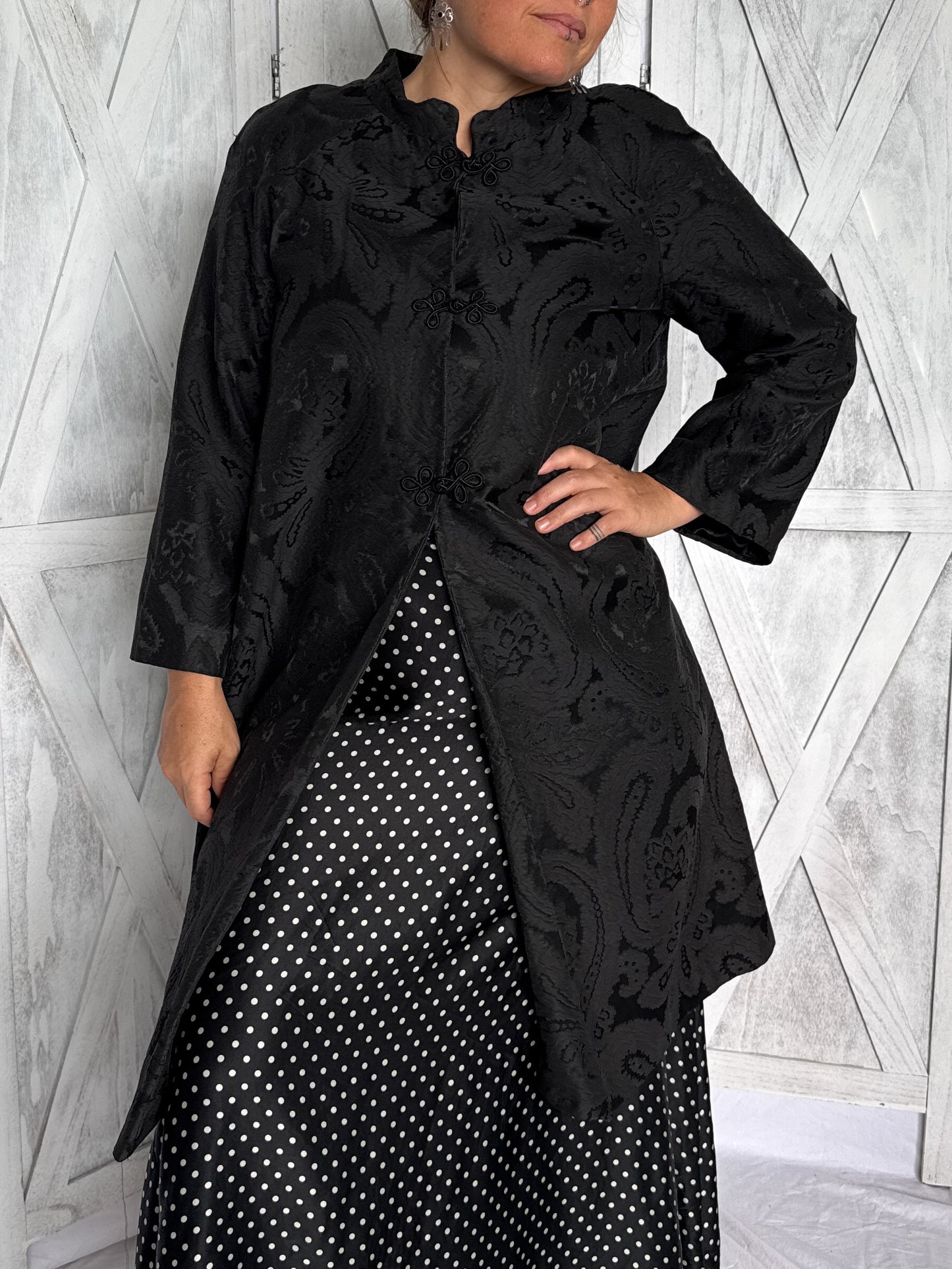 Vintage 1940s / 1950s Paisley Damask Hostess Jacket with Mandarin Collar & Frog Buttons