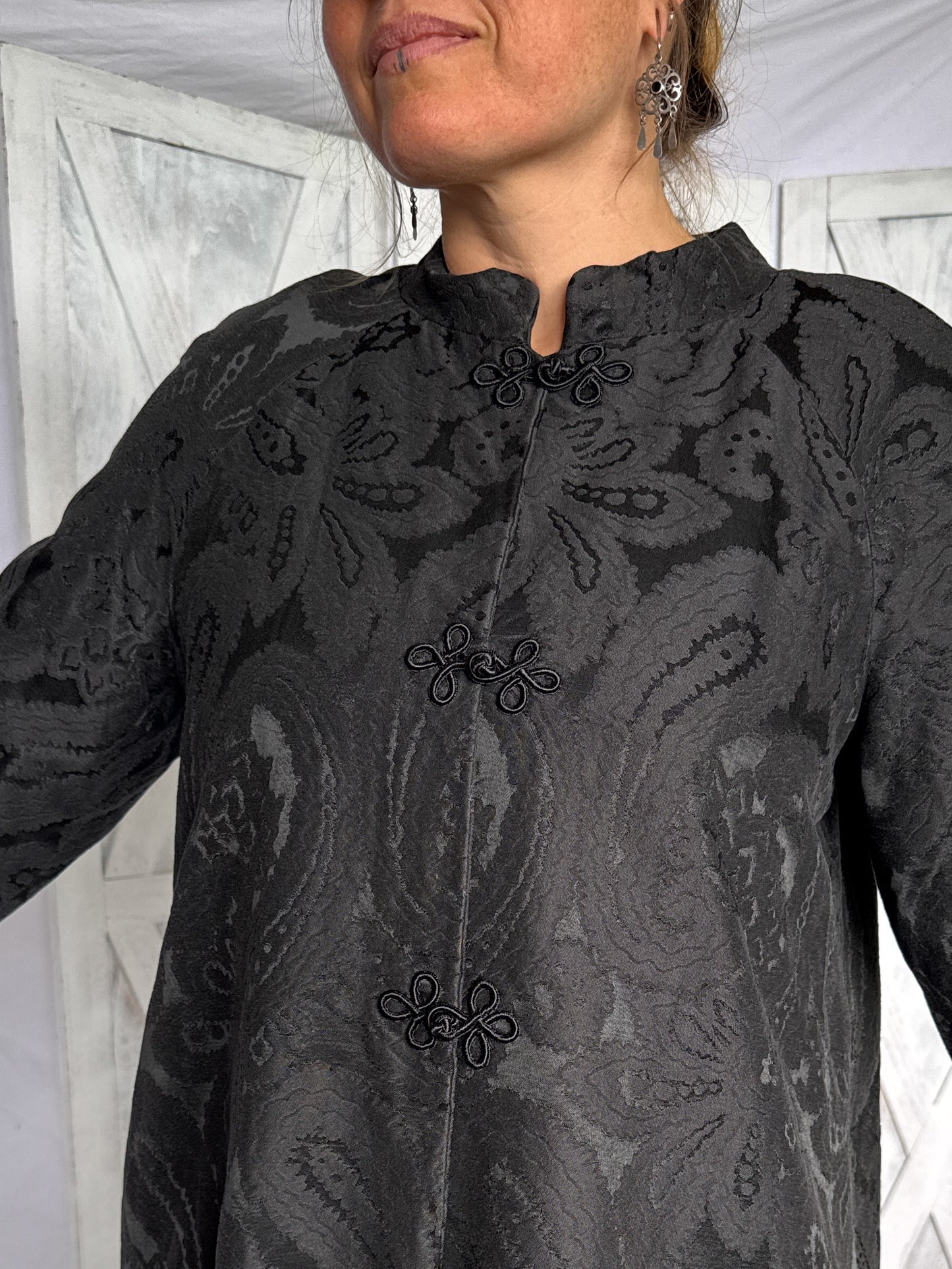 Vintage 1940s / 1950s Paisley Damask Hostess Jacket with Mandarin Collar & Frog Buttons