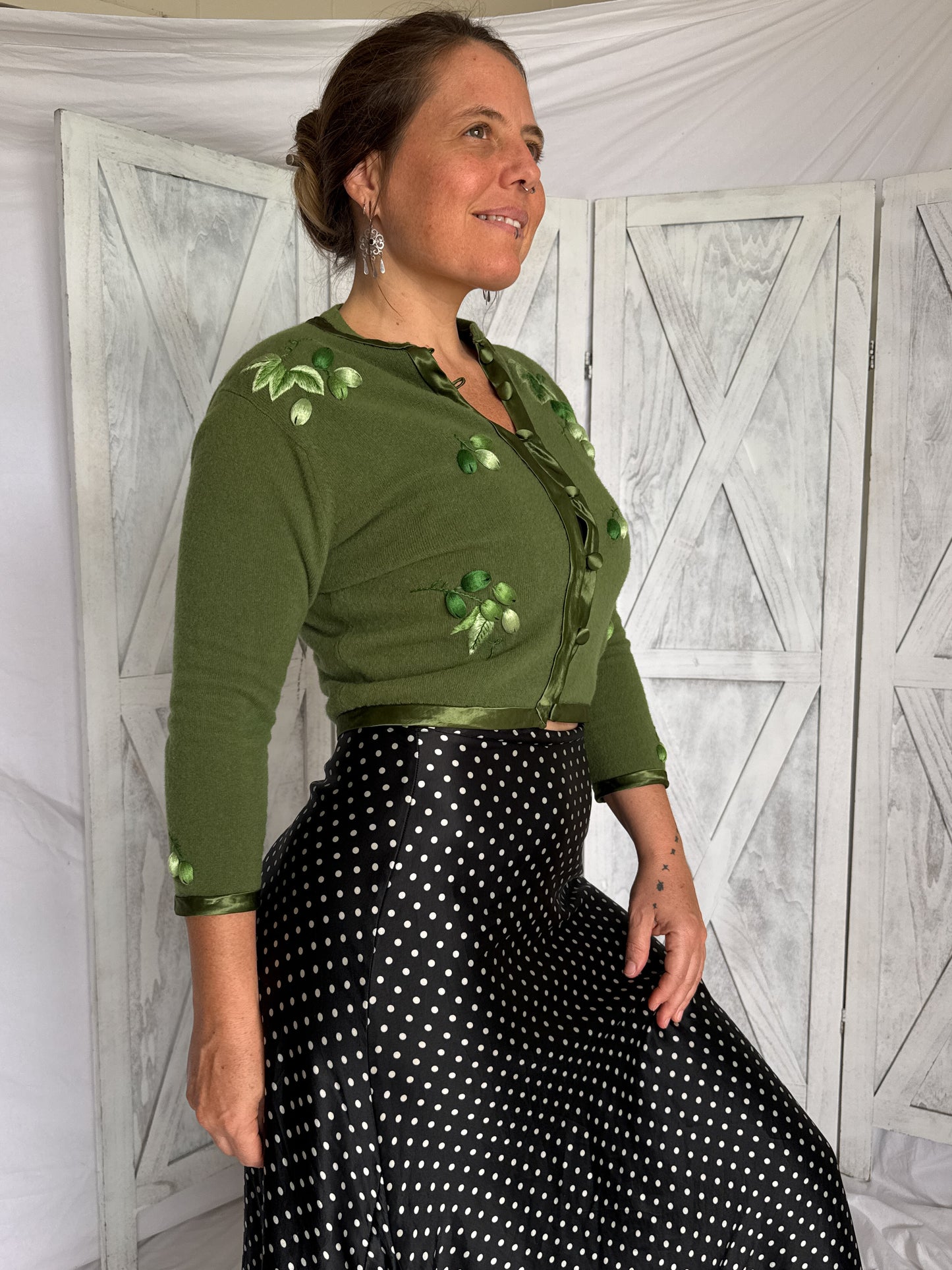 Green embroidered 1950s sweater button front detail