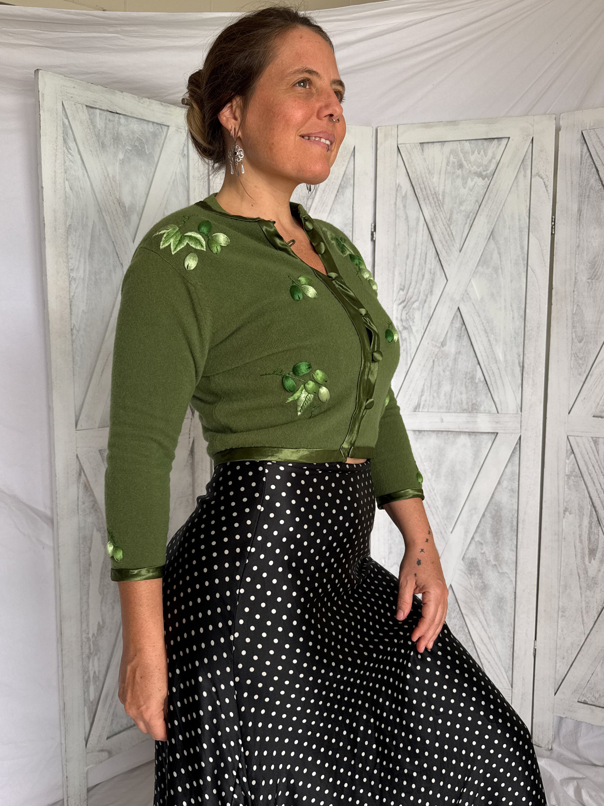 Green embroidered 1950s sweater button front detail