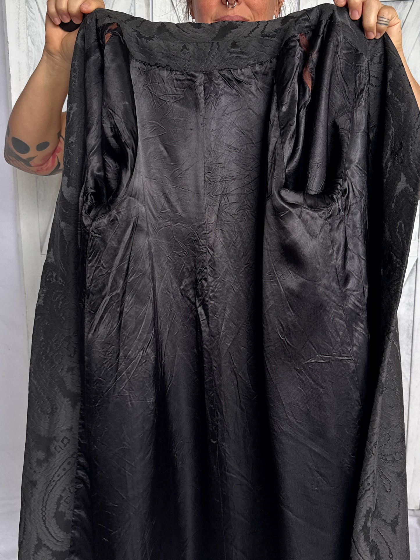 Vintage 1940s / 1950s Paisley Damask Hostess Jacket with Mandarin Collar & Frog Buttons