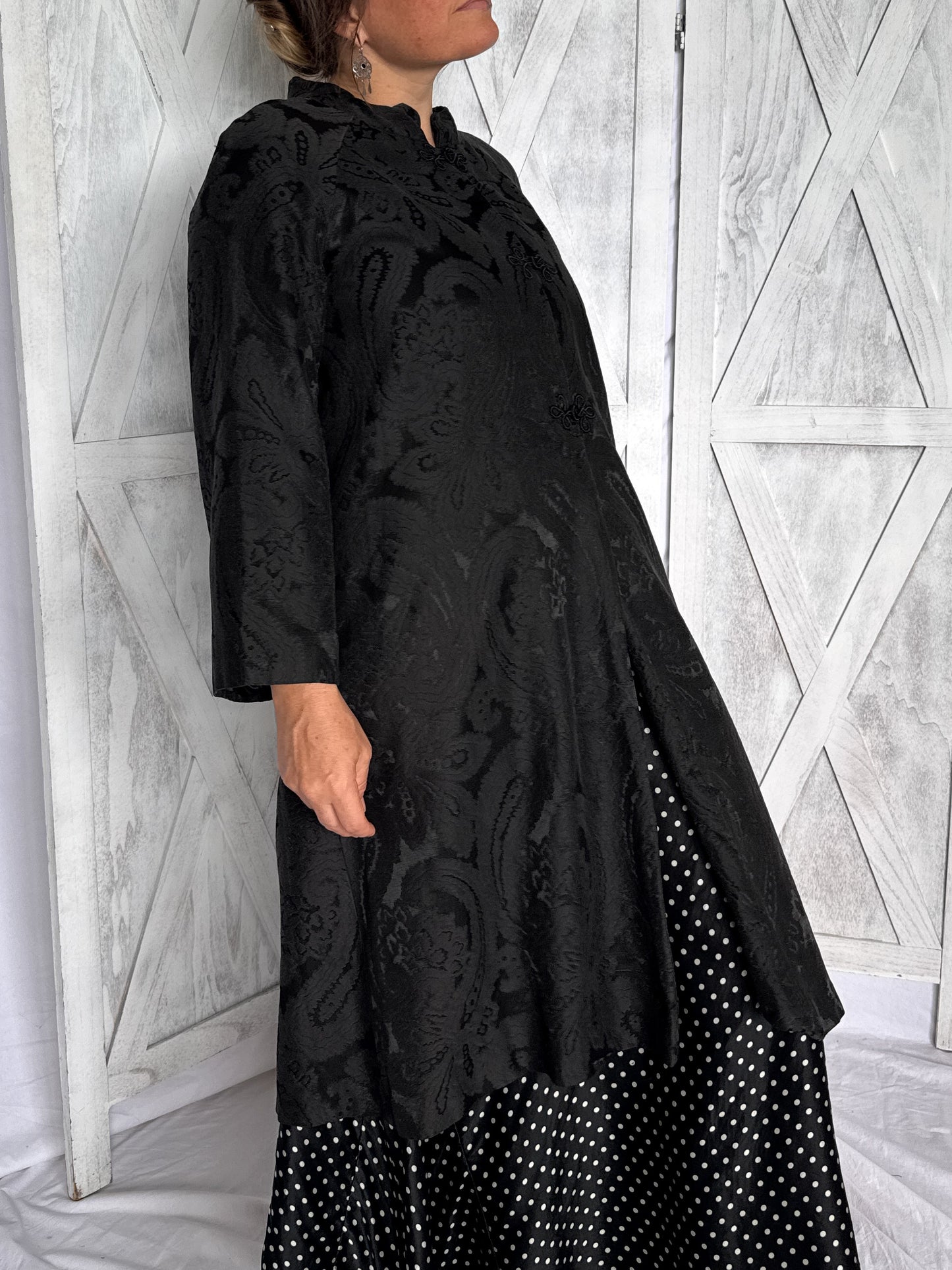 Vintage 1940s / 1950s Paisley Damask Hostess Jacket with Mandarin Collar & Frog Buttons