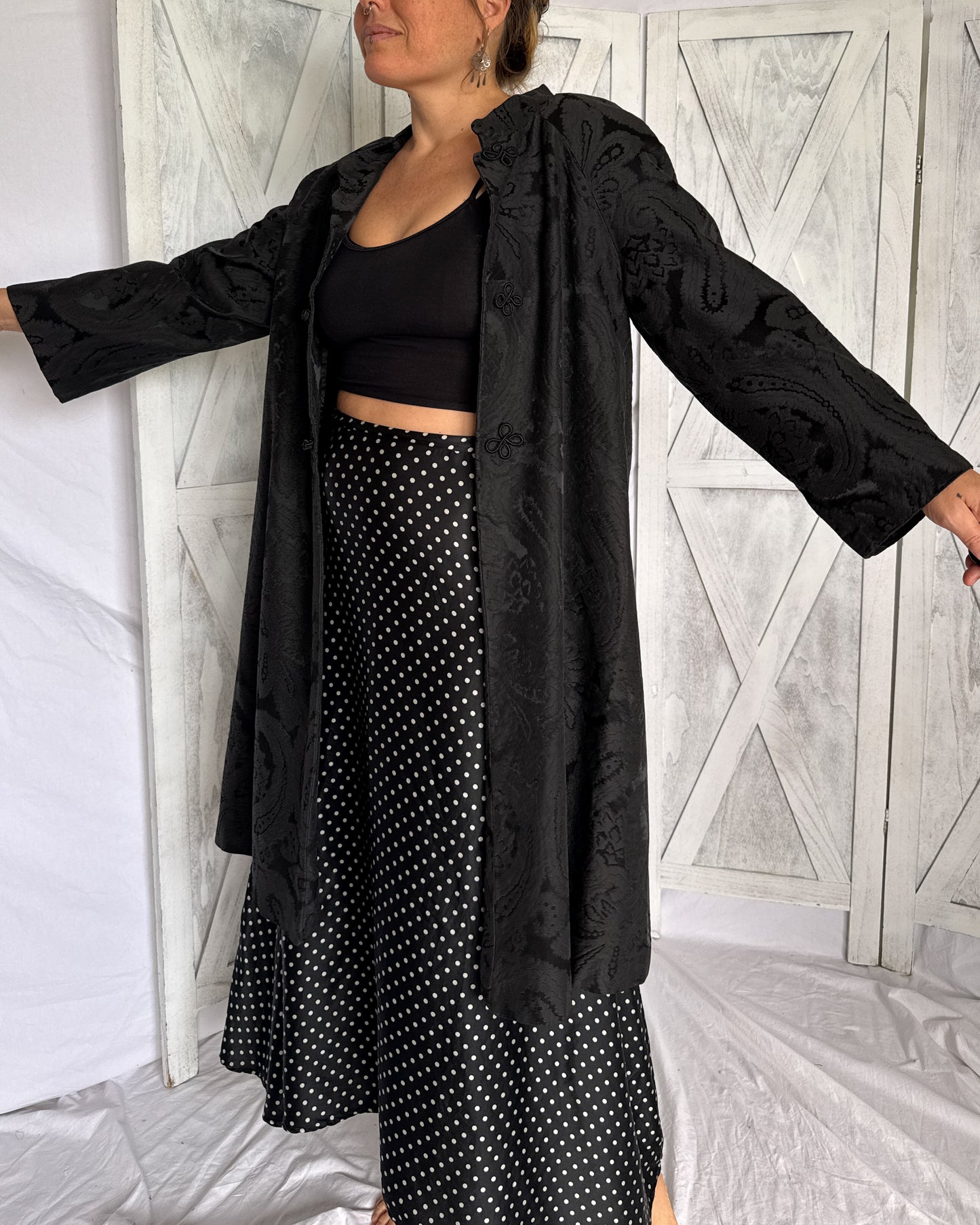 Vintage 1940s / 1950s Paisley Damask Hostess Jacket with Mandarin Collar & Frog Buttons