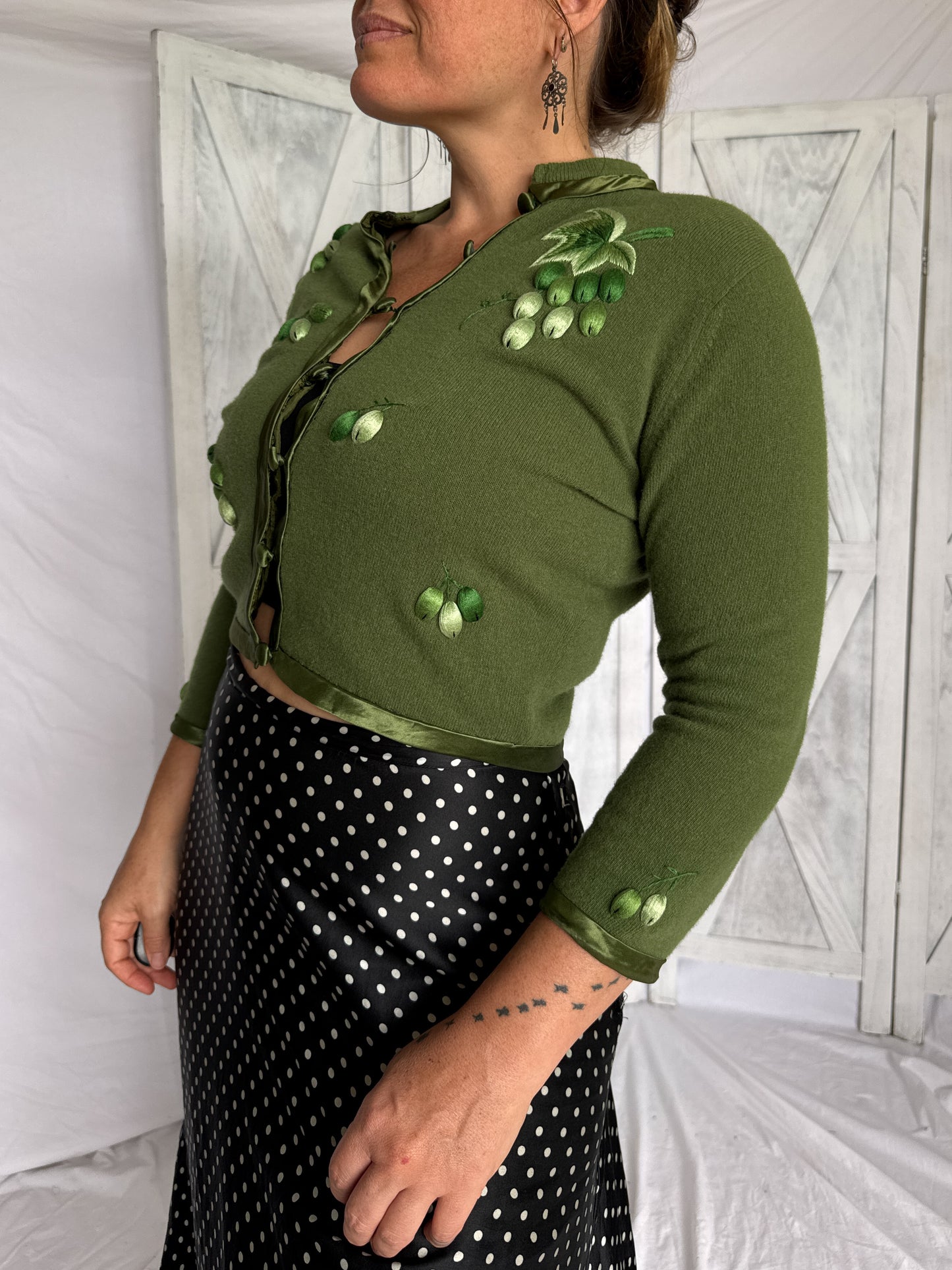 Embroidered grape leaf detail 1950s cardigan close up