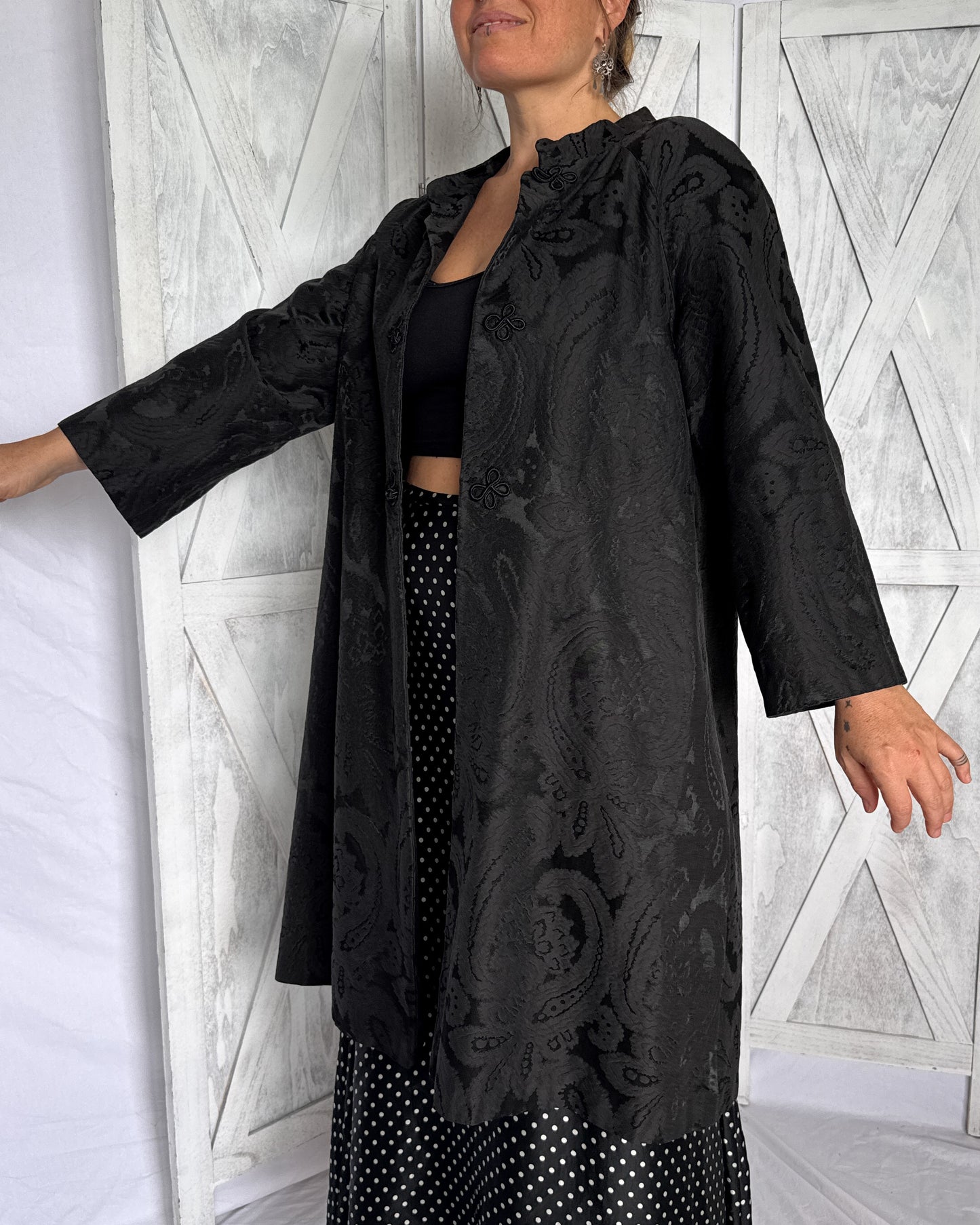 Vintage 1940s / 1950s Paisley Damask Hostess Jacket with Mandarin Collar & Frog Buttons